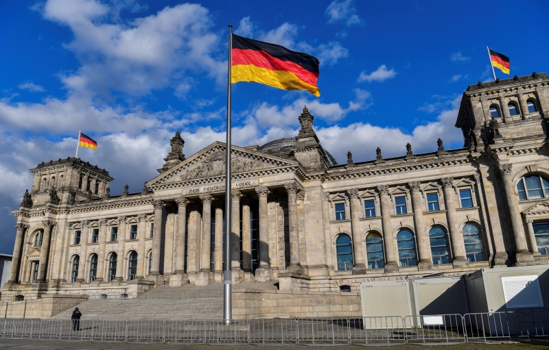Bundestag agora inclui, além de imigrantes, ao menos três negros e duas mulheres transgênero