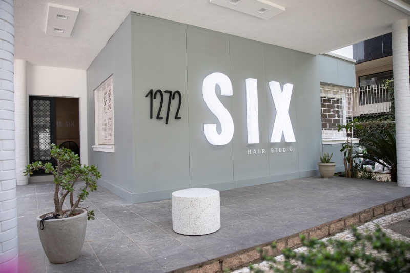 Guilherme Campos, dono do Six Hair Studio, come&ccedil;ou na profiss&atilde;o como assistente e agora comanda opera&ccedil;&atilde;o  Foto: VINIDALLAROSA/DIVULGA&Ccedil;&Atilde;O/JC