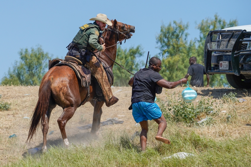 Agentes dos EUA, montados a cavalo, caçam imigrantes que tentam cruzar a fronteira