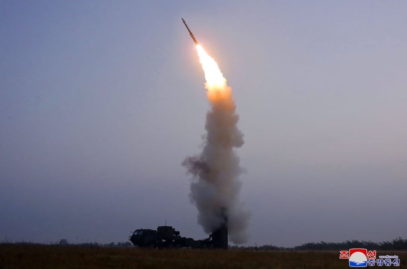 Militares norte-coreanos 'testaram um míssil antiaéreo recém-desenvolvido'