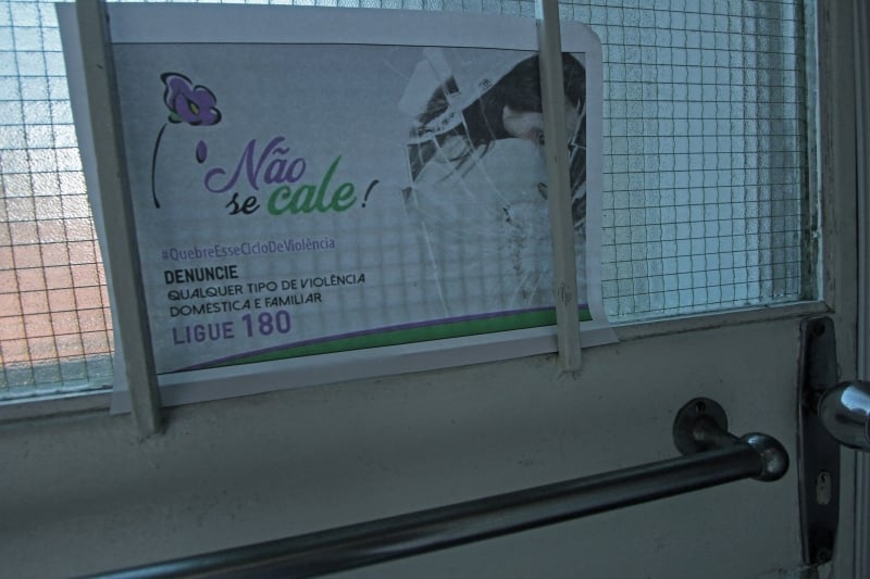 O texto prevê que os condomínios deverão afixar cartazes divulgando a Lei