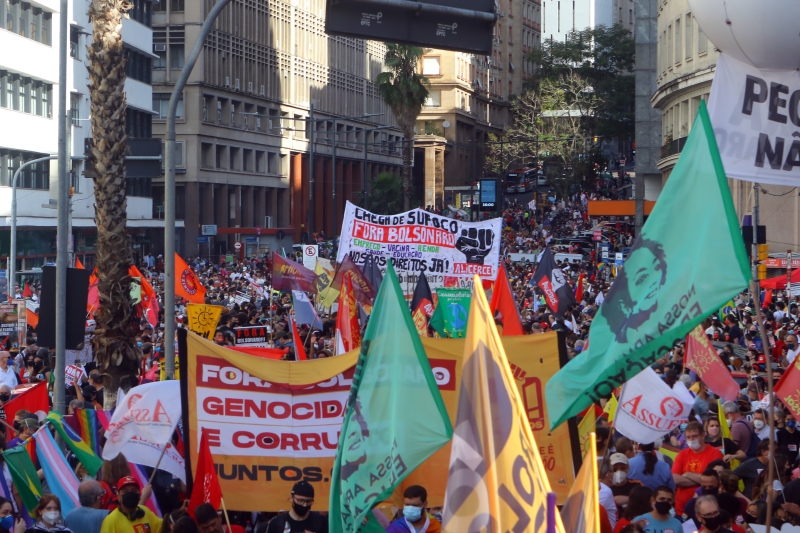 Ato realizado no Centro da capital gaúcha defendeu o impeachment do presidente