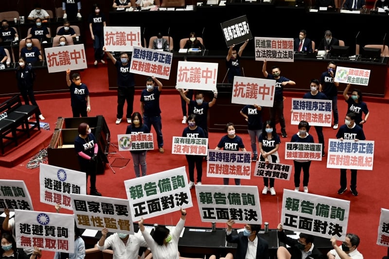 População faz protestos na capital de Taiwan em meio à tensão de ações da China