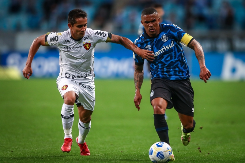 Douglas Costa marcou seu primeiro gol no retorno ao Tricolor na derrota para os pernambucanos