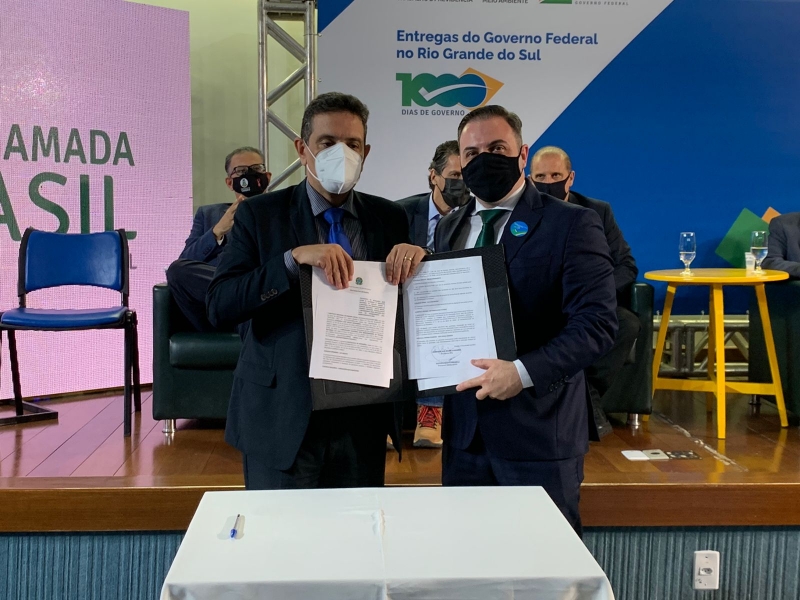 Assinaram o acordo os presidentes da Arpen-Brasil, Gustavo Renato Fiscarelli (E), e do INSS, Leonardo Rolim (D)