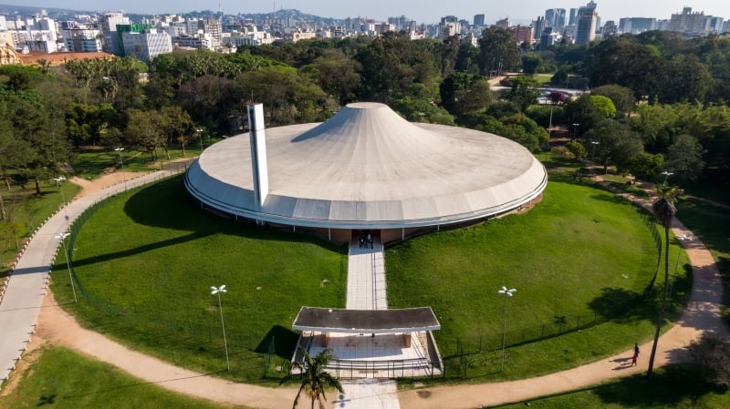 {'nm_midia_inter_thumb1':'https://www.jornaldocomercio.com/_midias/jpg/2021/10/06/206x137/1_araujo_viana_drone_0283_min-9437112.jpg', 'id_midia_tipo':'2', 'id_tetag_galer':'', 'id_midia':'615e09807dd35', 'cd_midia':9437112, 'ds_midia_link': 'https://www.jornaldocomercio.com/_midias/jpg/2021/10/06/araujo_viana_drone_0283_min-9437112.jpg', 'ds_midia': 'Auditório Araújo Vianna revitalizado', 'ds_midia_credi': 'ZÉ CARLOS DE ANDRADE/DIVULGAÇÃO/JC', 'ds_midia_titlo': 'Auditório Araújo Vianna revitalizado', 'cd_tetag': '1', 'cd_midia_w': '800', 'cd_midia_h': '449', 'align': 'Left'}