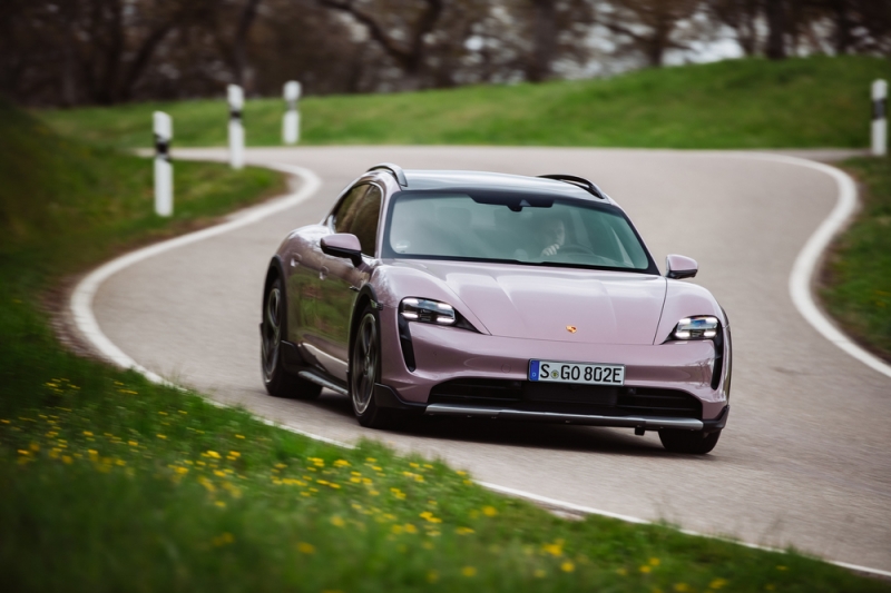 Mais de 1.200 litros de capacidade de carga útil no porta-malas garantem comodidade para viagens