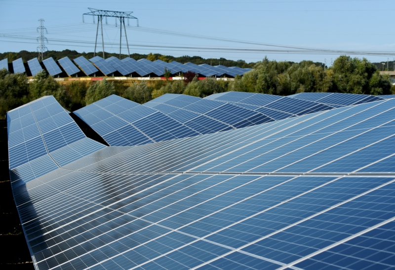 Geração por meio de painéis fotovoltaicos ajuda a reduzir a dependência de energia produzida por hidrelétricas