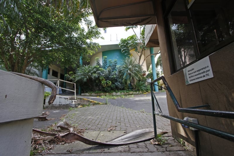 {'nm_midia_inter_thumb1':'https://www.jornaldocomercio.com/_midias/jpg/2021/10/07/206x137/1_ap_07102021___alvaro_alvim__3_-9438051.jpg', 'id_midia_tipo':'2', 'id_tetag_galer':'', 'id_midia':'615f43ca8acb5', 'cd_midia':9438051, 'ds_midia_link': 'https://www.jornaldocomercio.com/_midias/jpg/2021/10/07/ap_07102021___alvaro_alvim__3_-9438051.jpg', 'ds_midia': 'Fotos da Unidade &Aacute;lvaro Alvim, para mat&eacute;ria sobre abandono e invas&otilde;es. Carros da Brigada Militar chegaram ao local para retirada das pessoas que estavam ocupando o telhado da unidade', 'ds_midia_credi': 'ANDRESSA PUFAL/JC', 'ds_midia_titlo': 'Fotos da Unidade &Aacute;lvaro Alvim, para mat&eacute;ria sobre abandono e invas&otilde;es. Carros da Brigada Militar chegaram ao local para retirada das pessoas que estavam ocupando o telhado da unidade', 'cd_tetag': '1', 'cd_midia_w': '800', 'cd_midia_h': '533', 'align': 'Left'}