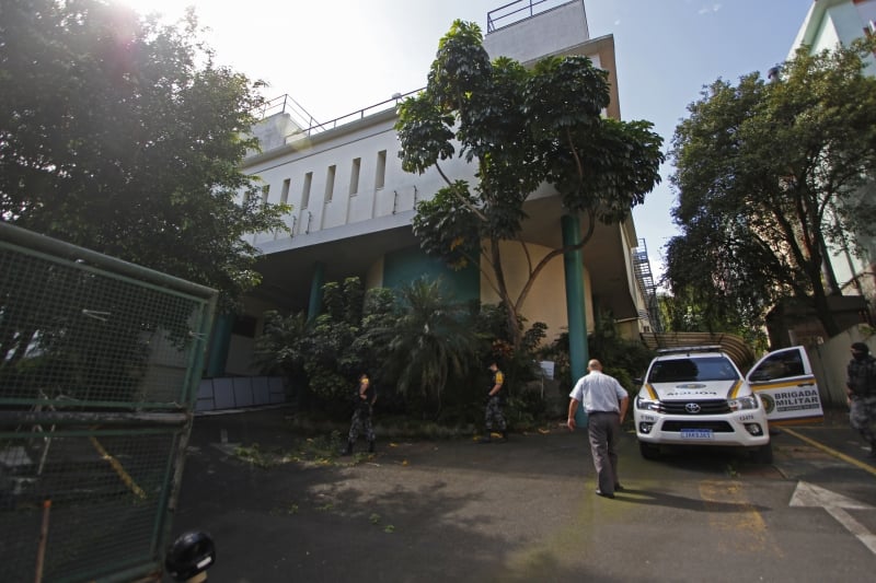 {'nm_midia_inter_thumb1':'https://www.jornaldocomercio.com/_midias/jpg/2021/10/07/206x137/1_ap_07102021___alvaro_alvim__5_-9438053.jpg', 'id_midia_tipo':'2', 'id_tetag_galer':'', 'id_midia':'615f43ca8acb5', 'cd_midia':9438053, 'ds_midia_link': 'https://www.jornaldocomercio.com/_midias/jpg/2021/10/07/ap_07102021___alvaro_alvim__5_-9438053.jpg', 'ds_midia': 'Fotos da Unidade Álvaro Alvim, para matéria sobre abandono e invasões. Carros da Brigada Militar chegaram ao local para retirada das pessoas que estavam ocupando o telhado da unidade', 'ds_midia_credi': 'ANDRESSA PUFAL/JC', 'ds_midia_titlo': 'Fotos da Unidade Álvaro Alvim, para matéria sobre abandono e invasões. Carros da Brigada Militar chegaram ao local para retirada das pessoas que estavam ocupando o telhado da unidade', 'cd_tetag': '1', 'cd_midia_w': '800', 'cd_midia_h': '533', 'align': 'Left'}