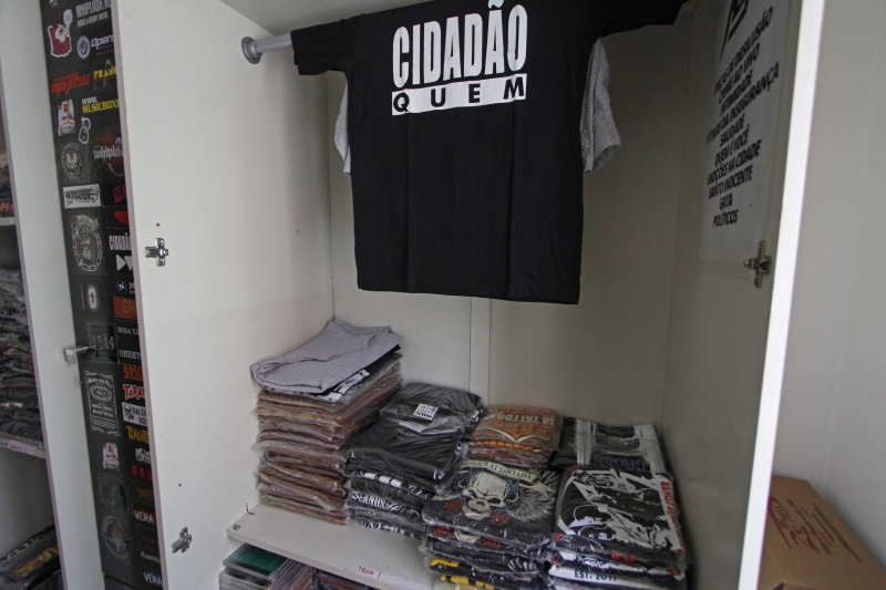 As camisetas s&atilde;o os itens mais vendidos pela Produto Oficial Foto: ANDRESSA PUFAL/JC