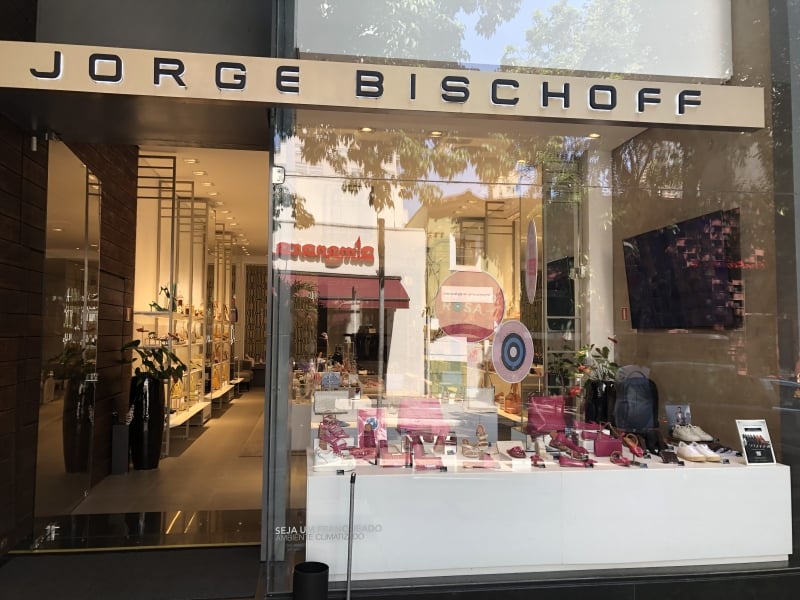 Vitrine da loja da Jorge Bischoff na badalada Oscar Freira vestiu rosa, do sapato aos acessórios