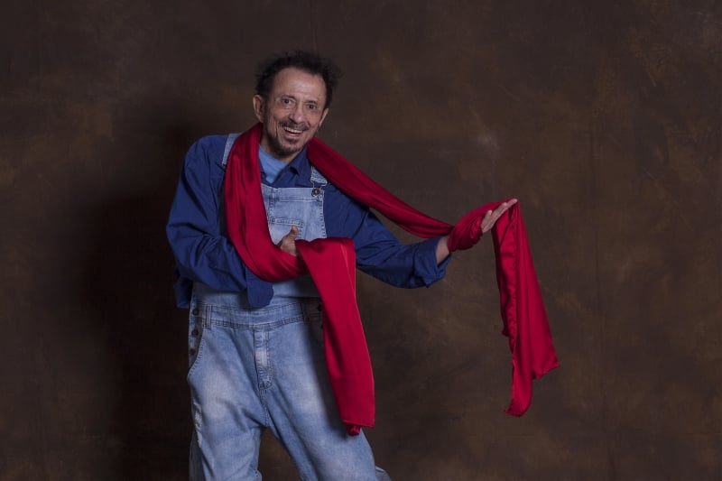 Cantor e compositor baiano celebra mais um ano de vida ativo no cenário musical