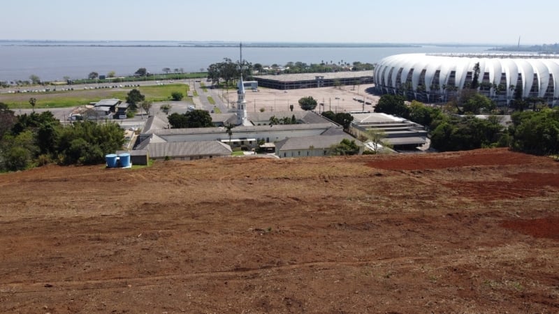 Terreno atrás do Asilo Pare Cacique já foi capinado para receber a horta