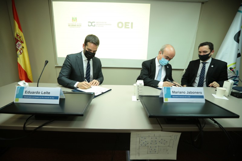 Nesta semana, em Madri, Leite assinou o protocolo de entendimento do Museu Escola do Futuro