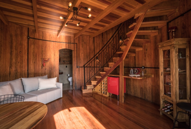 {'nm_midia_inter_thumb1':'https://www.jornaldocomercio.com/_midias/jpg/2021/10/08/206x137/1_img_8333-9439691.jpg', 'id_midia_tipo':'2', 'id_tetag_galer':'', 'id_midia':'6160b35a2aab4', 'cd_midia':9439691, 'ds_midia_link': 'https://www.jornaldocomercio.com/_midias/jpg/2021/10/08/img_8333-9439691.jpg', 'ds_midia': 'Pipas Terroir oferece hospedagem em pipas de vinho, em Bento Gon&ccedil;alves', 'ds_midia_credi': 'MARCELO CEDENO/DIVULGA&Ccedil;&Atilde;O/JC', 'ds_midia_titlo': 'Pipas Terroir oferece hospedagem em pipas de vinho, em Bento Gon&ccedil;alves', 'cd_tetag': '1', 'cd_midia_w': '800', 'cd_midia_h': '541', 'align': 'Left'}