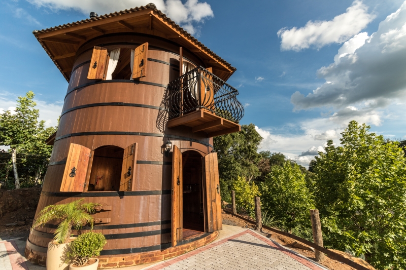  Pipas que por 60 anos armazenaram vinho, se transformaram em pousada temática na Serra
