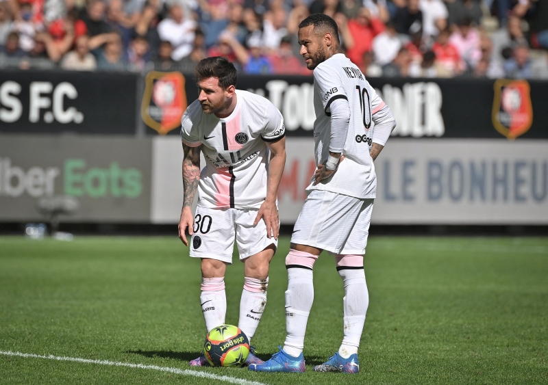 Hoje, companheiros de PSG, Messi e Neymar estão entre os 30 finalistas