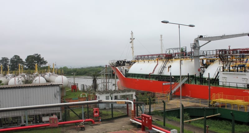 Terminal de Gás do Sul, em Canoas, recebe navios carregados com gás; Tergasul foi criado na década de 1960