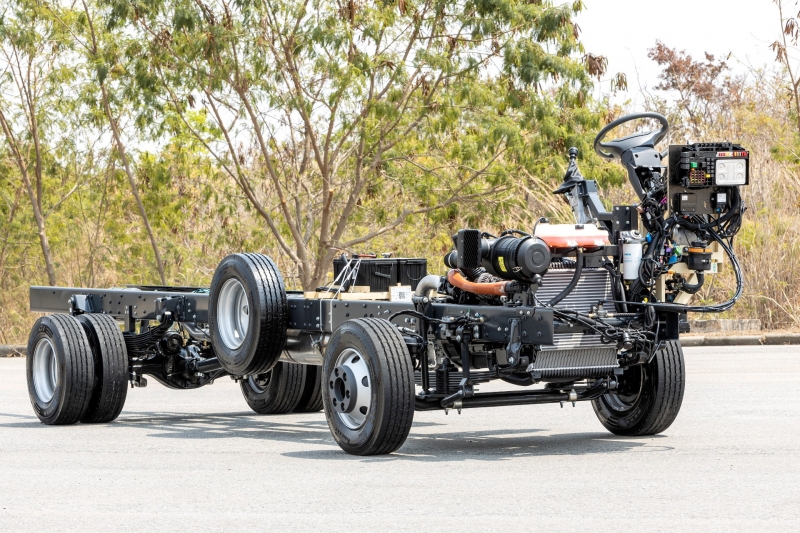Suspensões adotam molas semi-elípticas e barra estabilizadora para maior resistência e durabilidade