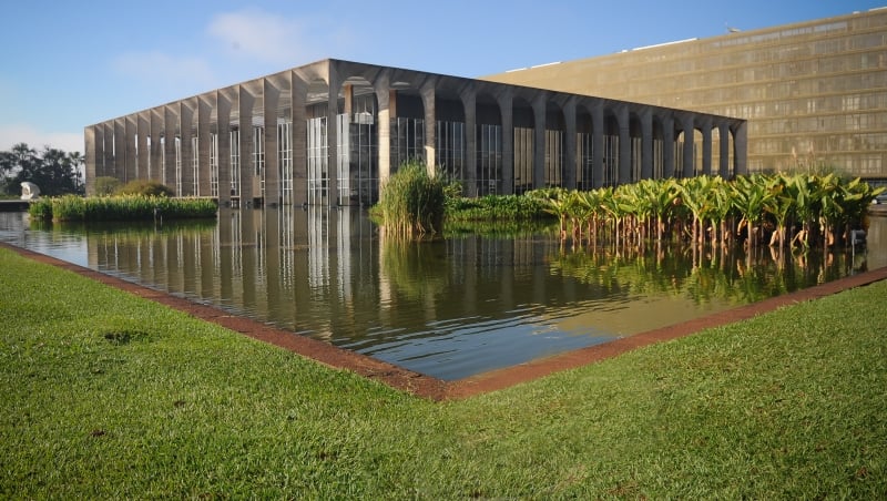 Itamaraty anuncia cortes; diplomatas temem não pagar despesas
