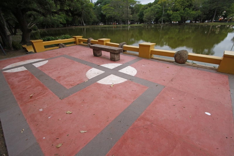 Pintura no piso próximo ao lago gerou críticas nas redes sociais