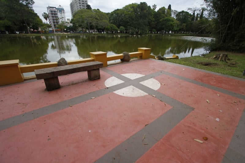 Prefeitura diz que piso faz parte do projeto original do parque e descarta alusão ao símbolo nazista  
