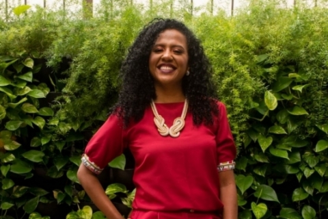 Alyne Jobim, executiva da Odabá e associada pela Loja Iwosan, especializada em jalecos afrocentrados e vestimentas corporativas personalizadas 
 Foto: ODABÁ/REPRODUÇÃO/JC