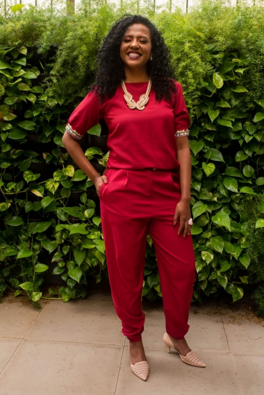 Alyne Jobim, executiva da Odabá e associada pela Loja Iwosan, especializada em jalecos afrocentrados e vestimentas corporativas personalizadas 
 Foto: ODABÁ/REPRODUÇÃO/JC