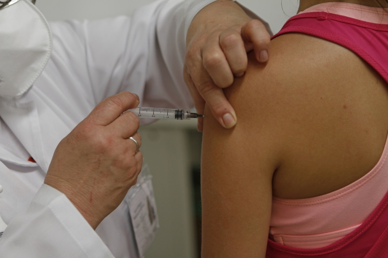 Para receber a nova dose, é necessário esquema vacinal completo e intervalo de cinco meses