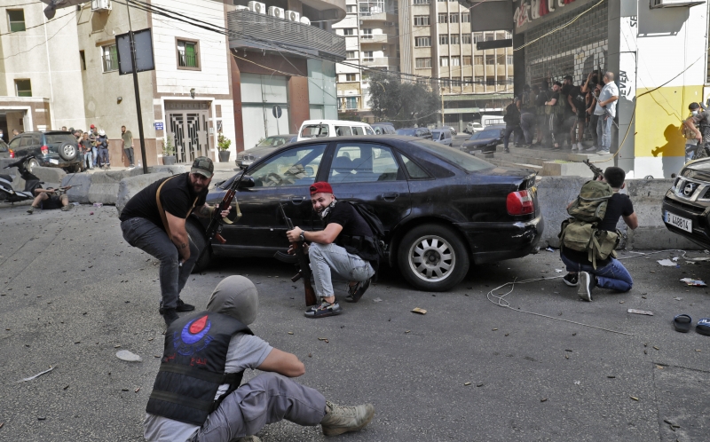 Intensas trocas de tiros ecoaram pelas ruas de Beirute nesta quinta-feira (14)