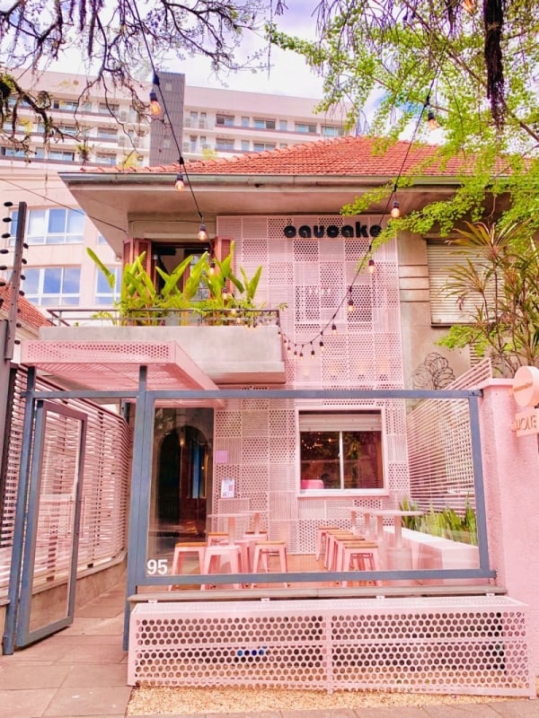 O espaço, que fica na rua Dinarte Ribeiro, é todo cor de rosa, por fora e por dentro Foto: CAUCAKES/DIVULGAÇÃO/JC