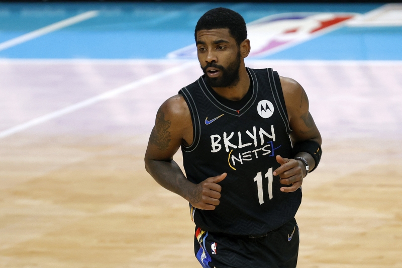 Estrela do Brooklyn Nets, Kyrie Irving, principal jogador da NBA a se opor à vacinação, foi afastado enquanto não se vacinar