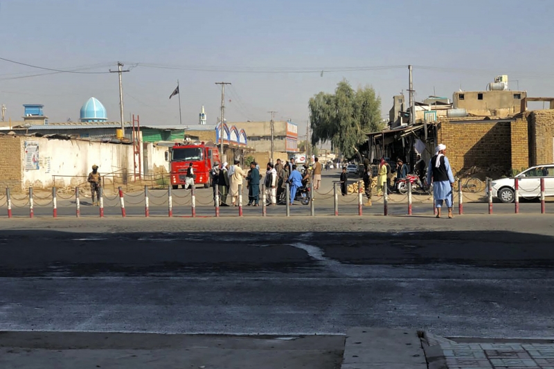 Membros do Taleban fazem guarda próxima a mesquita na cidade de Kandahar, no sul do Afeganistão