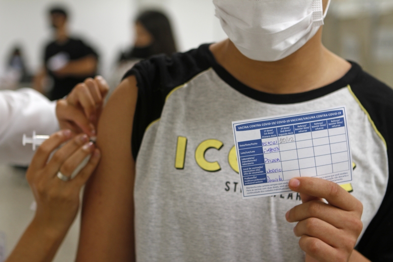 Os registros do consórcio de veículos de imprensa mostram que 107.407.959 pessoas já tomaram as duas doses da vacina, ou a dose única da Jansen