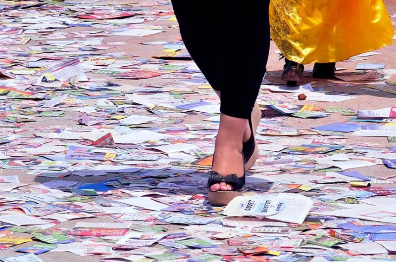 Panfletos de candidatos se acumulam nas ruas em época de eleições