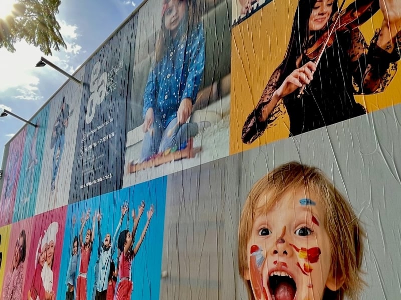Mural com mais de 50m² repleto de cor e sorrisos chama a atenção já da calçada da instituição