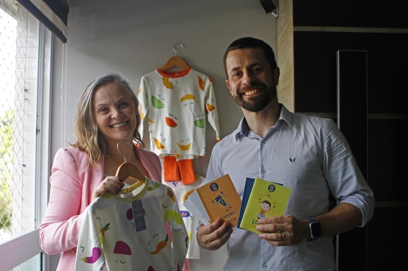 Carlos Eduardo e Luciane vendem os produtos da Pause na rua Padre Chagas ou pela internet Foto: ANDRESSA PUFAL/JC
