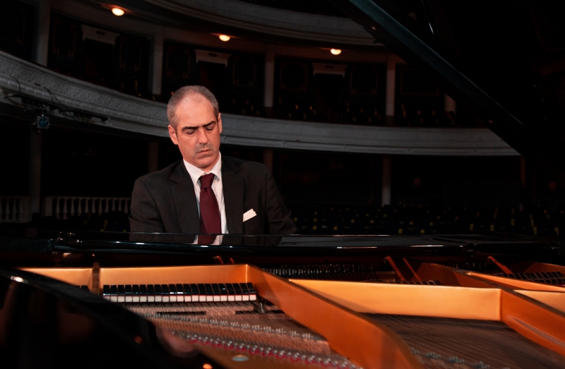  Pianista tcheco se apresenta no Theatro São Pedro nesta quarta-feira (20)
