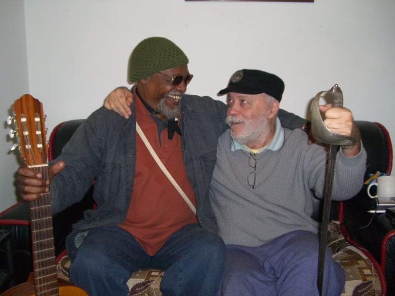 Com Giba Giba (esq.), que também integrou o célebre grupo Canta Povo