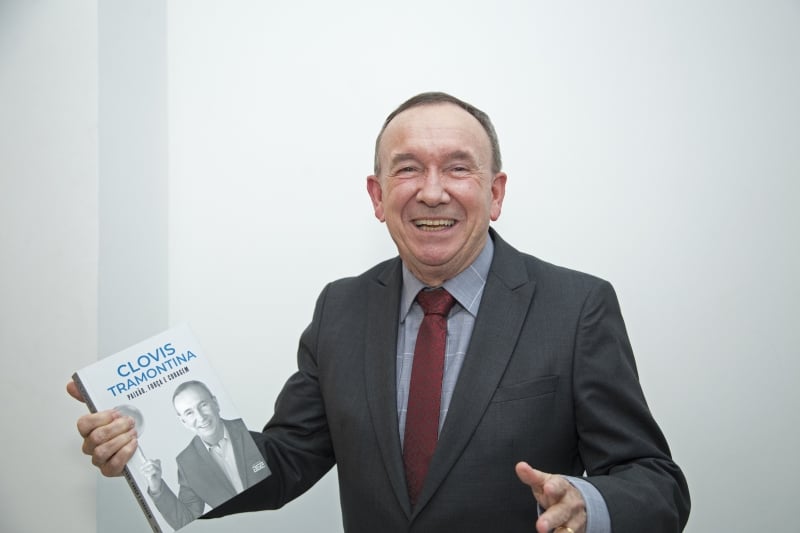 Obra que conta história do presidente da Tramontina foi lançada na Casa NTX