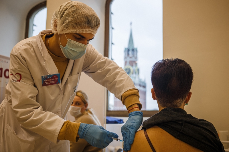 Apenas 32,5% dos russos estão completamente imunizados, o que tem contribuído com números cada vez mais altos de infecções e mortes