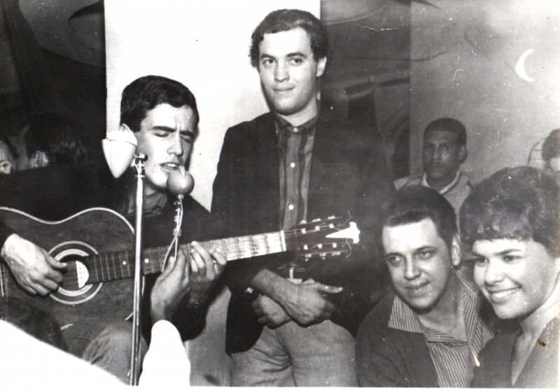 Da esquerda para direita: Zequinha Guanabara (viol?o), Jo?o Palmeiro (de p?) e Elis Regina