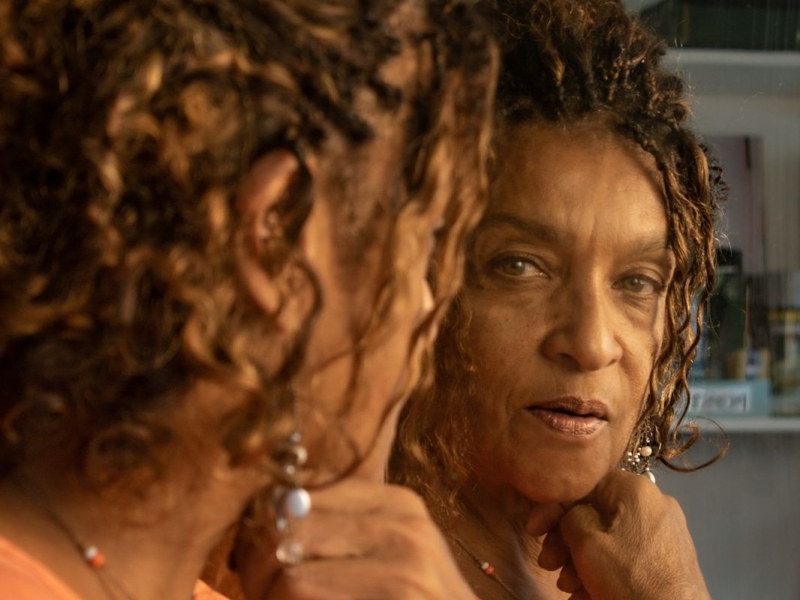 Atriz, poeta, escritora, jornalista e cantora narra histórias da dama do teatro