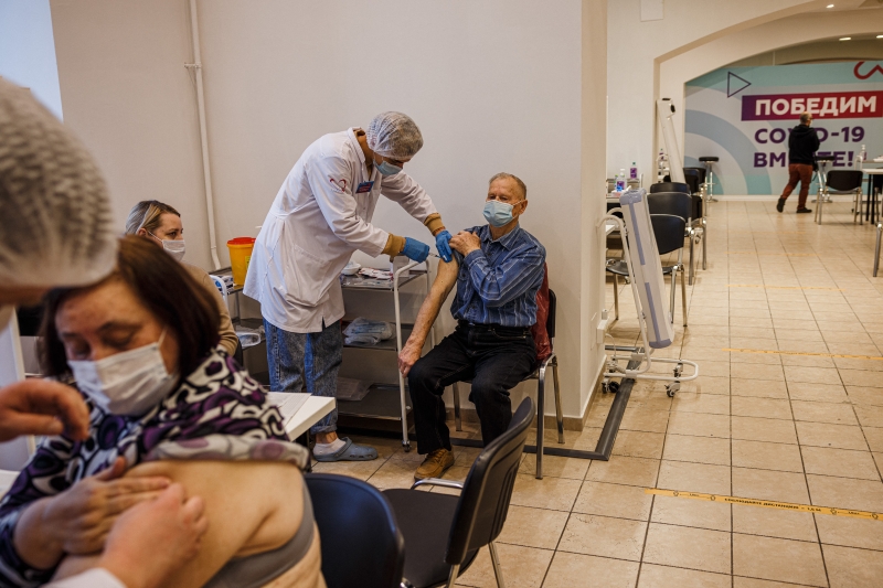 Primeiro país a autorizar uma vacina, a Rússia imunizou apenas cerca de um terço dos habitantes 