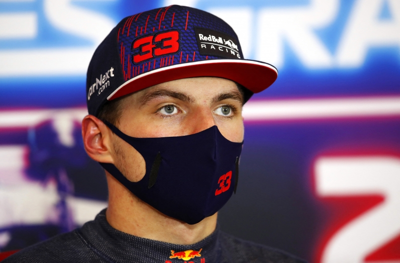 Verstappen parou antes nos boxes, conseguiu reduzir a vantagem nas voltas seguintes e retomou a liderança na reta principal