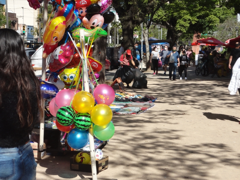 Ambulantes estão vendendo produtos aos domingos na área de frente para a Osvaldo Aranha