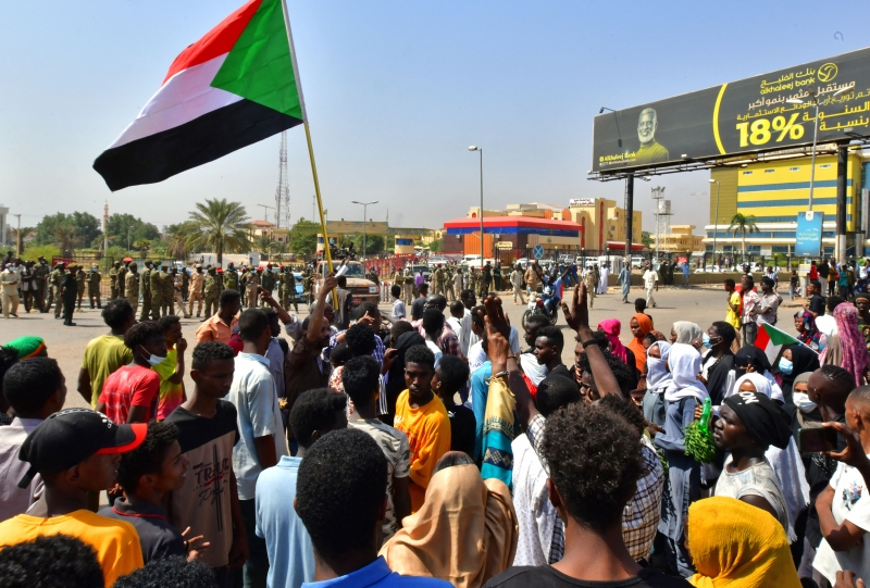 O Exército atirou 'com balas reais' contra manifestantes em Cartum