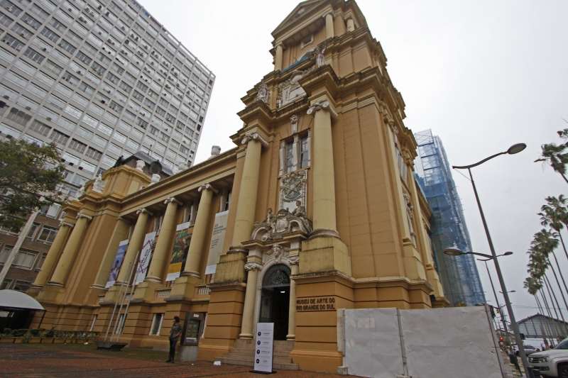 {'nm_midia_inter_thumb1':'https://www.jornaldocomercio.com/_midias/jpg/2021/10/25/206x137/1_ap_23102021___margs__3_-9452253.jpg', 'id_midia_tipo':'2', 'id_tetag_galer':'', 'id_midia':'6176e00564c83', 'cd_midia':9452253, 'ds_midia_link': 'https://www.jornaldocomercio.com/_midias/jpg/2021/10/25/ap_23102021___margs__3_-9452253.jpg', 'ds_midia': 'Fachada do Museu de Arte do Rio Grande do Sul - MARGS', 'ds_midia_credi': 'ANDRESSA PUFAL/JC', 'ds_midia_titlo': 'Fachada do Museu de Arte do Rio Grande do Sul - MARGS', 'cd_tetag': '1', 'cd_midia_w': '800', 'cd_midia_h': '533', 'align': 'Left'}