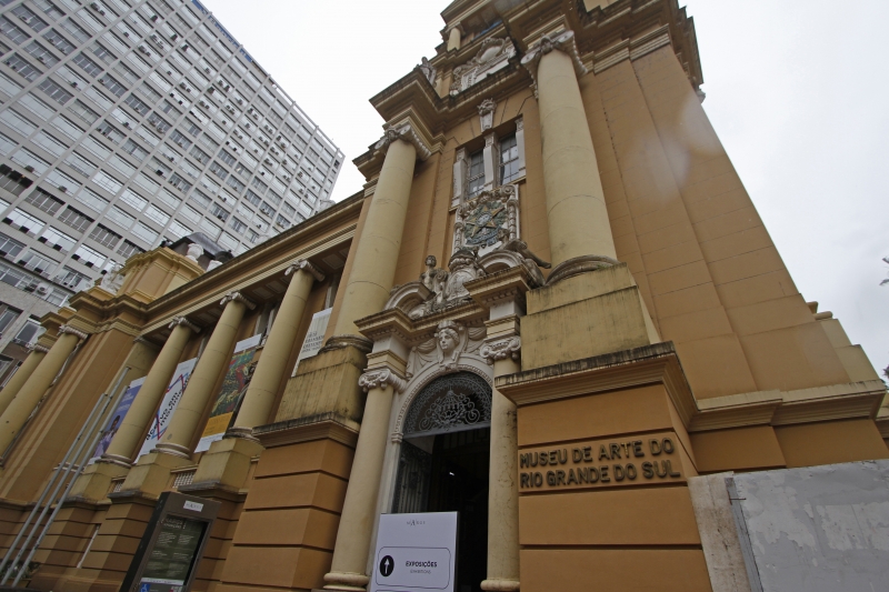 {'nm_midia_inter_thumb1':'https://www.jornaldocomercio.com/_midias/jpg/2021/10/25/206x137/1_ap_23102021___margs__6_-9452256.jpg', 'id_midia_tipo':'2', 'id_tetag_galer':'', 'id_midia':'6176e00564c83', 'cd_midia':9452256, 'ds_midia_link': 'https://www.jornaldocomercio.com/_midias/jpg/2021/10/25/ap_23102021___margs__6_-9452256.jpg', 'ds_midia': 'Fachada do Museu de Arte do Rio Grande do Sul - MARGS', 'ds_midia_credi': 'ANDRESSA PUFAL/JC', 'ds_midia_titlo': 'Fachada do Museu de Arte do Rio Grande do Sul - MARGS', 'cd_tetag': '1', 'cd_midia_w': '800', 'cd_midia_h': '533', 'align': 'Left'}